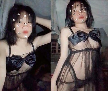 Красивая девушка с густыми косы демонстрирует свои личные хобби