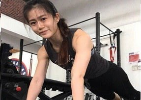 Лиза Блэк -Розовый была увлечена интимной со странными мальчиками в отеле